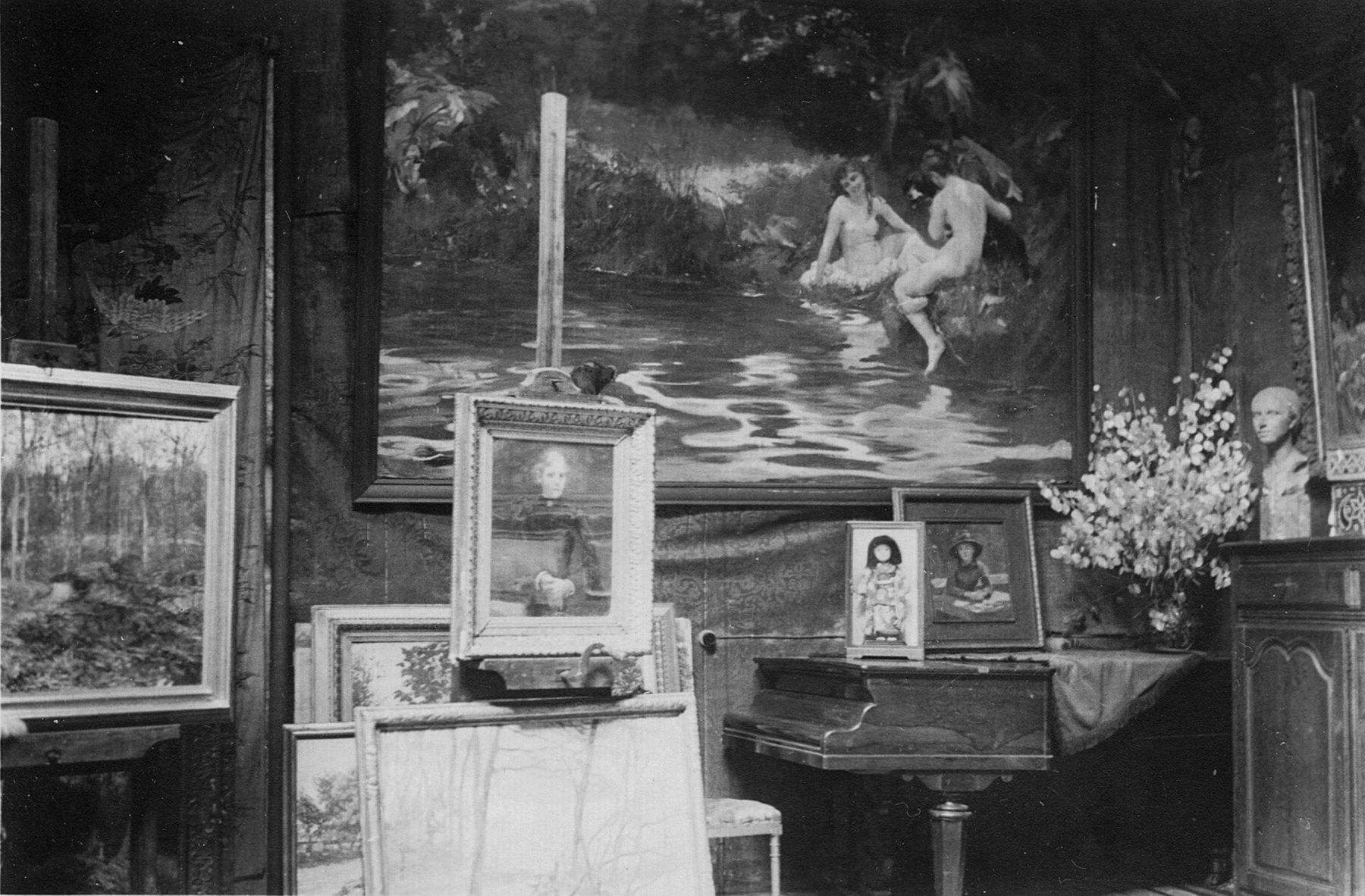 Dernières années et mémoire : atelier, document, figure féminine et paysage tardif.