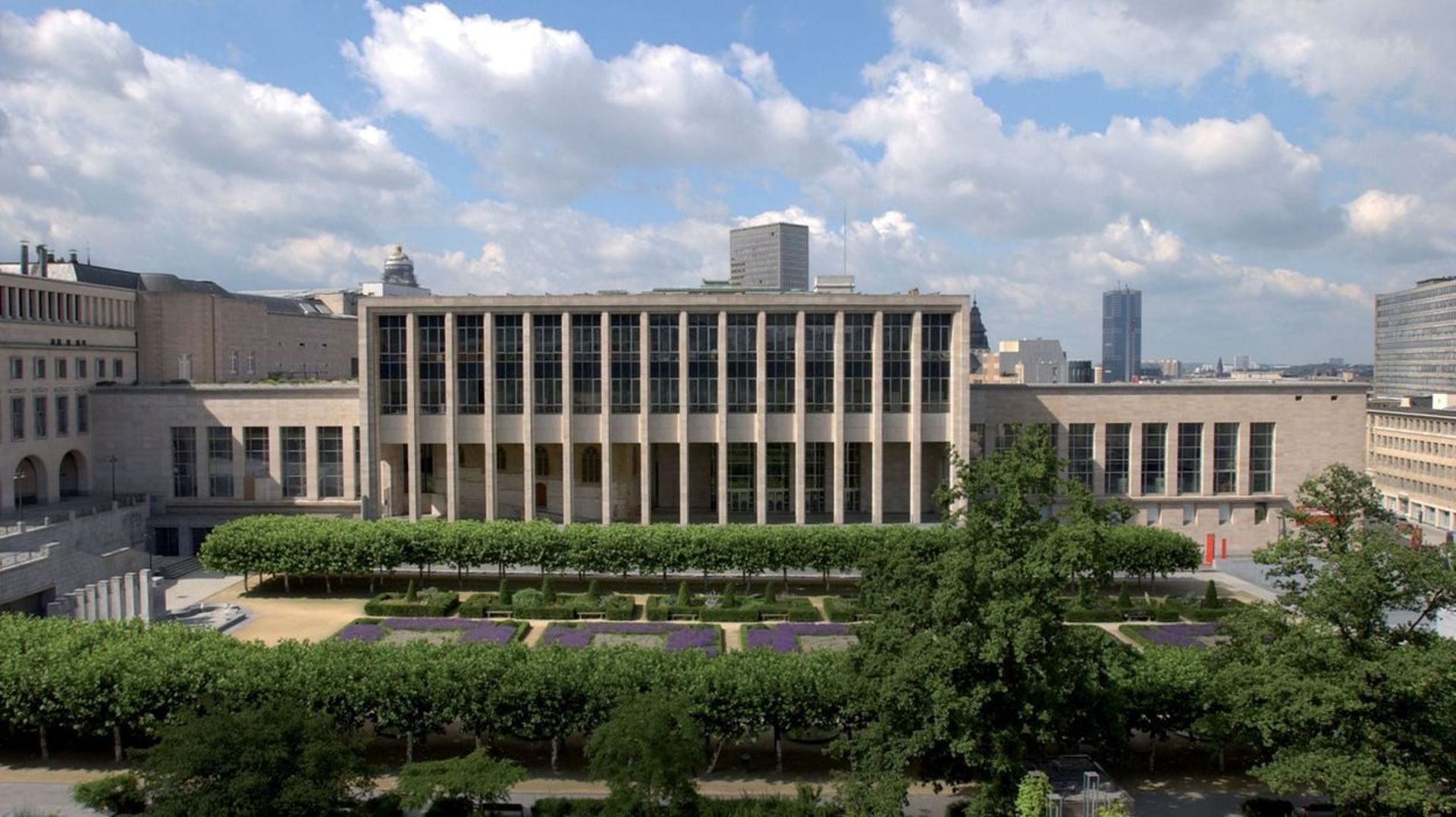 Albertine: façade, Mont des Arts and monumentality.