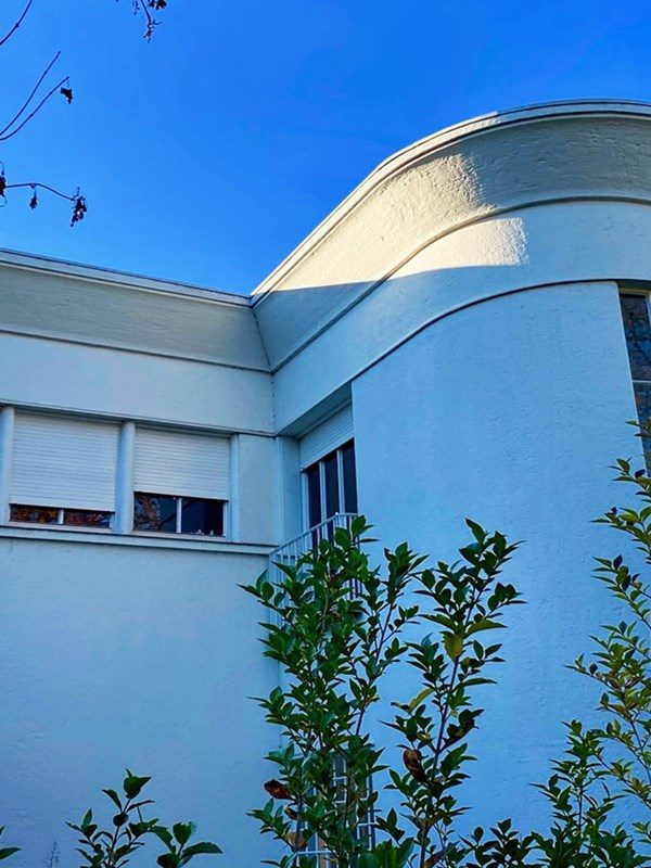 Villa Ehring: white volumes, curves and details.