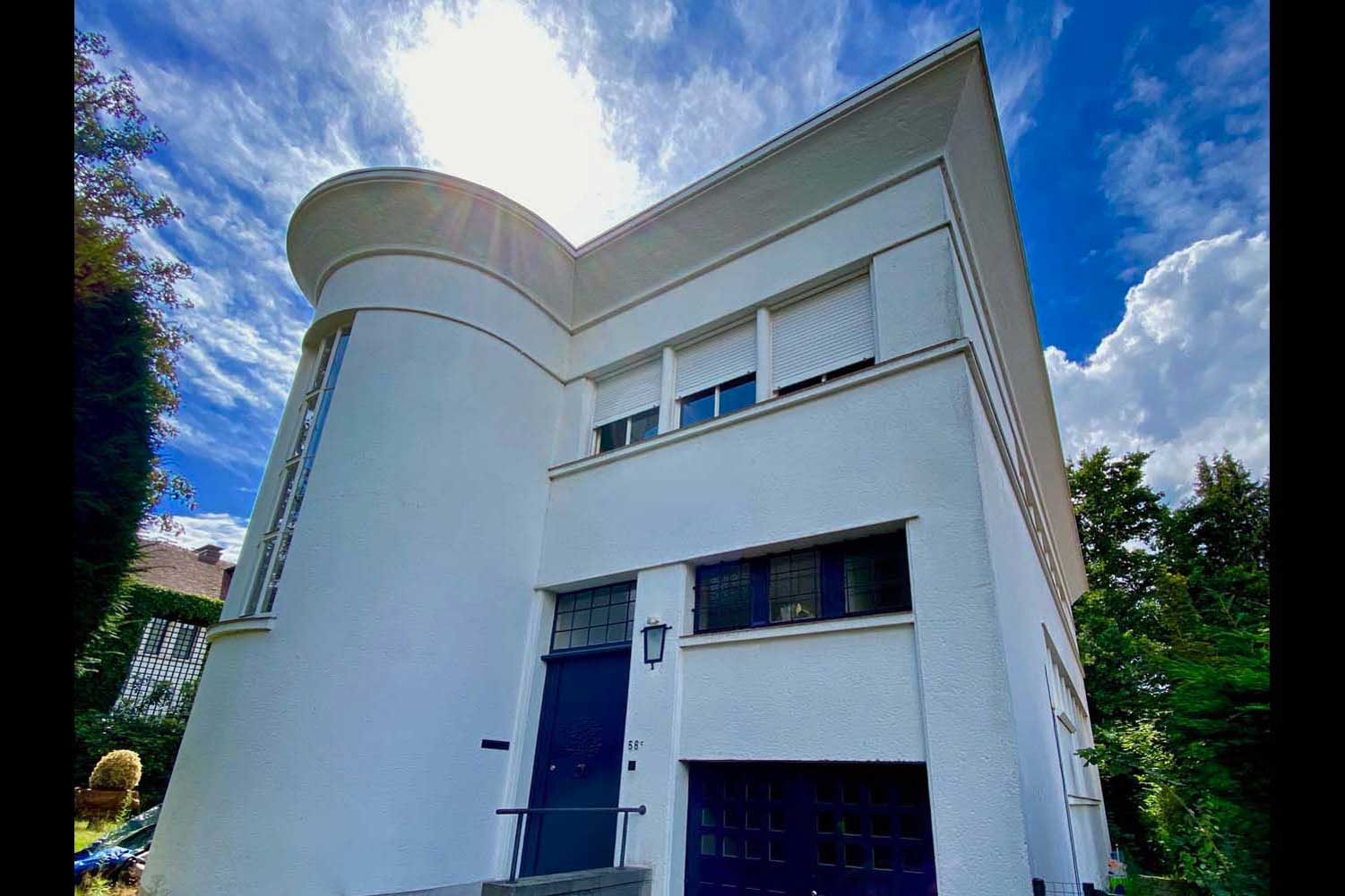 Villa Ehring: white volumes, curves and details.