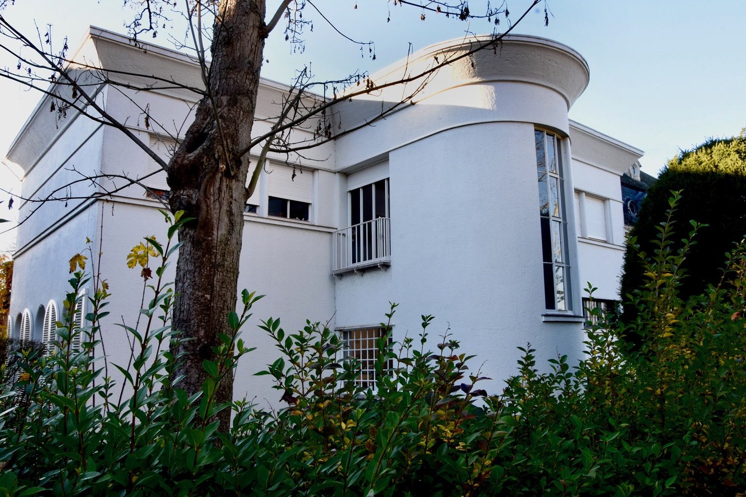 Villa Ehring: white volumes, curves and details.